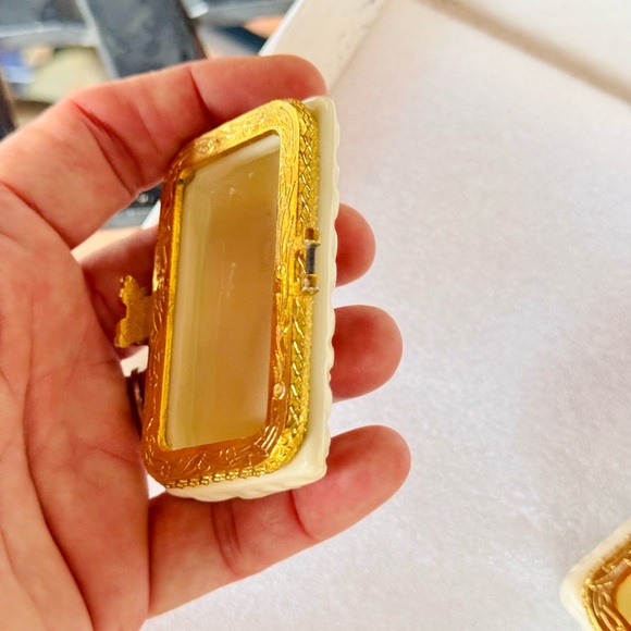 VINTAGE Hollywood Regency Ivory Ceramic Trinket Box w Gold Trim Bow & Hinge - Picture 11 of 16